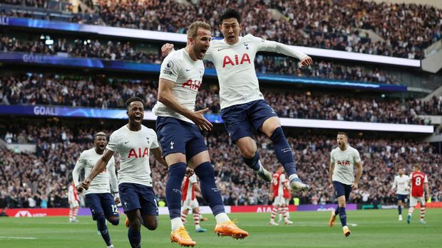 Soccer Football - Premier League - Tottenham Hotspur v Arsenal - Tottenham Hotspur Stadium, London, Britain - May 12, 2022 Tottenham Hotspur's Harry Kane celebrates scoring their first goal with Son Heung-min Action Images via Reuters/Paul Childs EDITORIAL USE ONLY. No use with unauthorized audio, video, data, fixture lists, club/league logos or 'live' services. Online in-match use limited to 75 images, no video emulation. No use in betting, games or single club /league/player publications.  Please contact your account representative for further details.     TPX IMAGES OF THE DAY