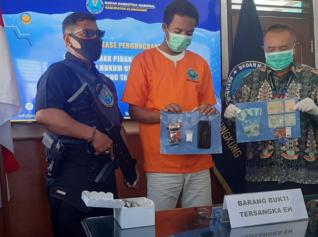 Terungkap! Pria Asal NTT Dibayar Rp 200 Ribu Ambil Sabu di Klungkung Terungkap! Pria Asal NTT Dibayar Rp 200 Ribu Ambil Sabu di Klungkung