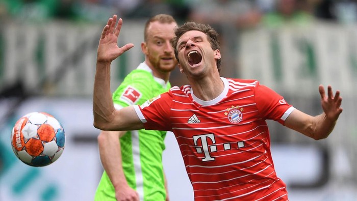 14 May 2022, Lower Saxony, Wolfsburg: Soccer: Bundesliga, VfL Wolfsburg - Bayern Munich, Matchday 34, Volkswagen Arena. Munichs Thomas Müller (r) screams while Wolfsburgs Maximilian Arnold looks on. Photo: Swen Pförtner/dpa - IMPORTANT NOTE: In accordance with the requirements of the DFL Deutsche Fußball Liga and the DFB Deutscher Fußball-Bund, it is prohibited to use or have used photographs taken in the stadium and/or of the match in the form of sequence pictures and/or video-like photo series. (Photo by Swen Pförtner/picture alliance via Getty Images)