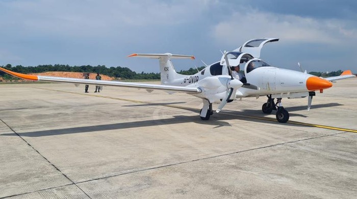 TNI AU memerintahkan sebuah pesawat sipil asing VOR06 dari Malaysia untuk mendarat karena masuk wilayah Indonesia tanpa izin. Begini kronologinya. (dok Dispenau) TNI AU memerintahkan sebuah pesawat sipil asing VOR06 dari Malaysia untuk mendarat karena masuk wilayah Indonesia tanpa izin. Begini kronologinya. (dok Dispenau)