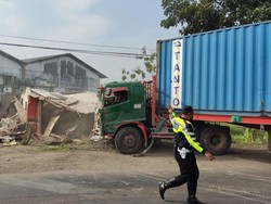 Truk Kontainer Seruduk Warung dan Pagar Gudang di Mojokerto