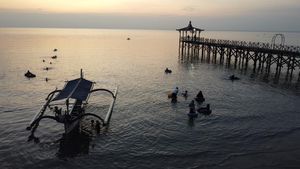 Apik! Sunset di Pantai Pasir Putih Situbondo