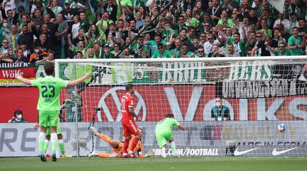 Wolfsburg's German forward Max Kruse (R) scores the 2-2 goal during the German first division Bundesliga football match VfL Wolfsburg v Bayern Munich in Wolfsburg, northern Germany, on May 14, 2022. - - DFL REGULATIONS PROHIBIT ANY USE OF PHOTOGRAPHS AS IMAGE SEQUENCES AND/OR QUASI-VIDEO (Photo by RONNY HARTMANN / AFP) / DFL REGULATIONS PROHIBIT ANY USE OF PHOTOGRAPHS AS IMAGE SEQUENCES AND/OR QUASI-VIDEO (Photo by RONNY HARTMANN/AFP via Getty Images)