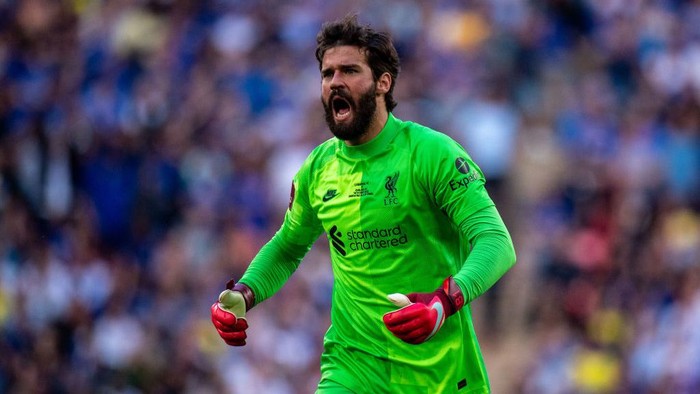 Alisson Becker LONDON, ENGLAND - MAY 14: Alisson of Liverpool collides with Marcos Alonso of Chelsea during The FA Cup Final match between Chelsea and Liverpool at Wembley Stadium on May 14, 2022 in London, England. (Photo by Chris Brunskill/Fantasista/Getty Images)