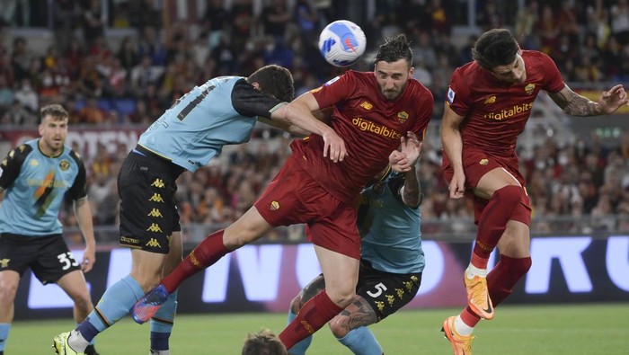 ROME, ITALY - MAY 14: AS Roma players Bryan Cristante and Roger Ibanez in action  during the Serie A match between AS Roma and Venezia FC at Stadio Olimpico on May 14, 2022 in Rome, Italy. (Photo by Luciano Rossi/AS Roma via Getty Images)