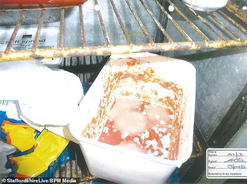 Banyak Makanan Berjamur di Dapur, Bos Restoran Ini Didenda Rp 54 Juta! Banyak Makanan Berjamur di Dapur, Bos Restoran Ini Didenda Rp 54 Juta!