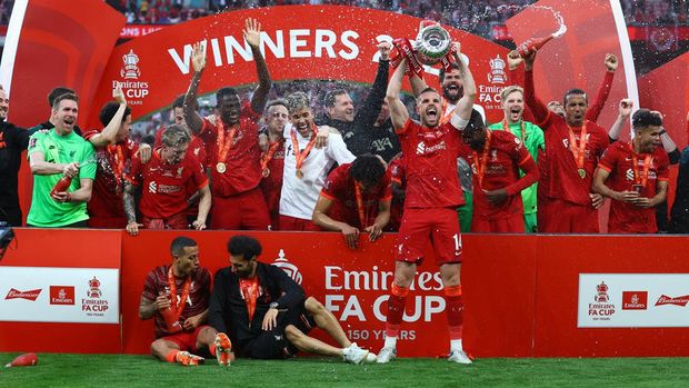 Soccer Football - FA Cup - Final - Chelsea v Liverpool - Wembley Stadium, London, Britain - May 14, 2022 Liverpool's Jordan Henderson lifts the trophy as they celebrate after winning the FA Cup REUTERS/Hannah Mckay