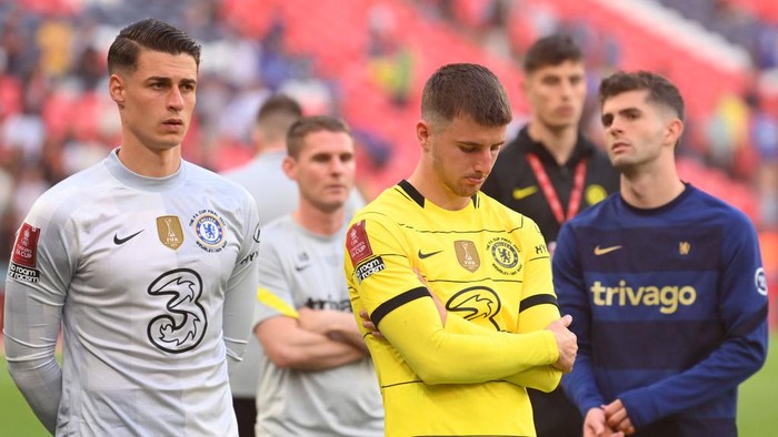 LONDON, ENGLAND - MAY 14: Kepa Arrizabalaga and Mason Mount of Chelsea look dejected following their sides defeat in The FA Cup Final match between Chelsea and Liverpool at Wembley Stadium on May 14, 2022 in London, England. (Photo by Michael Regan - The FA/The FA via Getty Images)