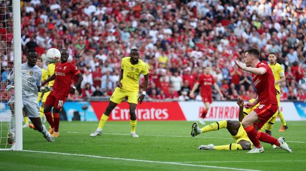 Chelsea vs Liverpool LONDON, ENGLAND - MAY 14: Andrew Robertson of Liverpool shoots and hits the post during The FA Cup Final match between Chelsea and Liverpool at Wembley Stadium on May 14, 2022 in London, England. (Photo by Eddie Keogh - The FA/The FA via Getty Images )