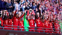 Kostas Tsimikas dan skuad Liverpool merayakan gelar juara di tribun kehormatan. (Foto: PA Images via Getty Images/Adam Davy - PA Images)