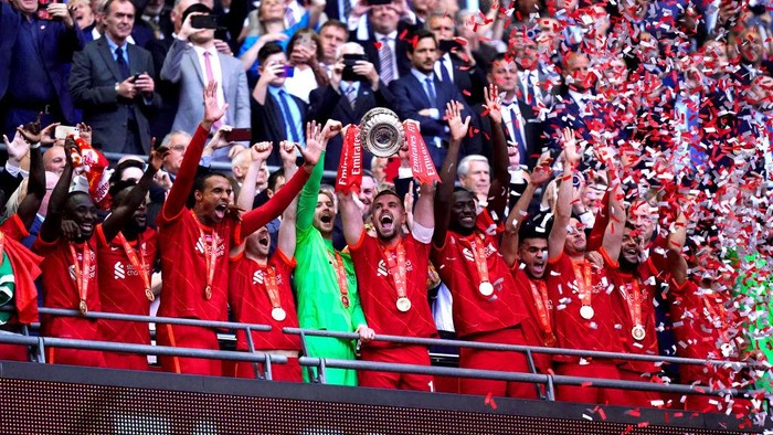 Liverpools Jordan Henderson (centre) lifts the trophy as he celebrates with his team-mates after winning the Emirates FA Cup final at Wembley Stadium, London. Picture date: Saturday May 14, 2022. (Photo by Adam Davy/PA Images via Getty Images)