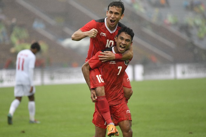 Pesepak bola Timnas Indonesia Marselino Fedinan (bawah) dan Egy Maulana Vikri (atas) melakukan selebrasi usai mencetak gol ke gawang Timnas Myanmar dalam laga lanjutan Grup A Sepak Bola SEA Games 2021 Vietnam di Stadion Viet Tri, Phu Tho, Vietnam, Minggu (15/5/2022). Indonesia menang atas Myanmar dengan skor 3-1 dan memastikan Indonesia lolos ke semifinal. ANTARA FOTO/Zabur Karuru/YU