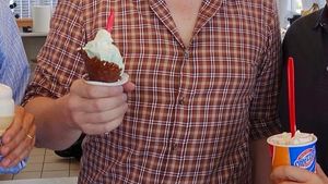Gaya Sederhana Elon Musk saat Makan Es Krim dan Kentang Spiral