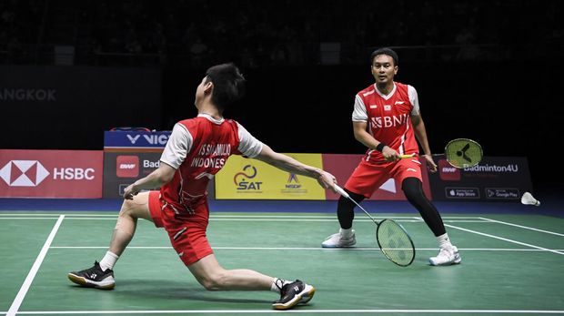 FINAL PIALA THOMAS 2022: AHSAN/KEVIN KALAH Pasangan pebulu tangkis ganda putra Indonesia Mohammad Ahsan (kanani) dan Kevin Sanjaya Sukamuljo (kiri) mengembalikan kok ke arah lawannya pasangan pebulu tangkis ganda putra India Satwiksairaj Rankireddy dan Chirag Shetty dalam pertandingan babak final Piala Thomas 2022 di Impact Arena, Bangkok, Thailand, Minggu (15/5/2022). Ahsan/Kevin kalah dari Rankireddy/Shetty dengan skor 21-18, 21-23 dan 19-21 sehingga Indonesia tertinggal sementara dari India 0-2. ANTARA FOTO/M Risyal Hidayat/YU