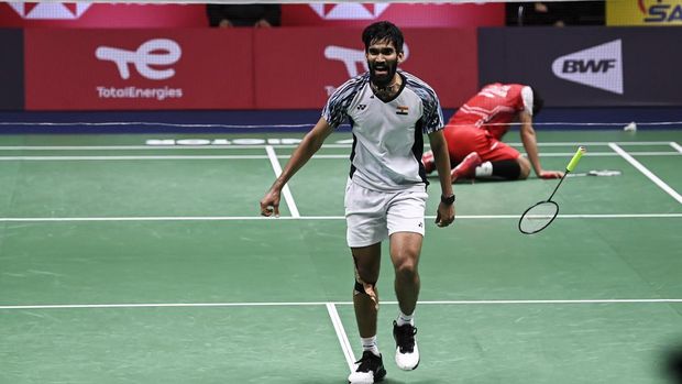 Final Thomas Cup 2022 Pebulu tangkis tunggal putra India Kidambi Srikanth (kiri) meluapkan kegembiraanya usai menang atas pebulu tangkis tunggal putra Indonesia Jonatan Christie dalam pertandingan babak final Piala Thomas 2022 di Impact Arena, Bangkok, Thailand, Minggu (15/5/2022). Kemenangan Kidambi Srikanth atas Jonatan Christie dengan skor 21-15 dan 23-21 memastikan India menang atas Indonesia dengan skor akhir 3-0 dan berhak menjadi juara pertama Piala Thomas 2022. ANTARA FOTO/M Risyal Hidayat/YU