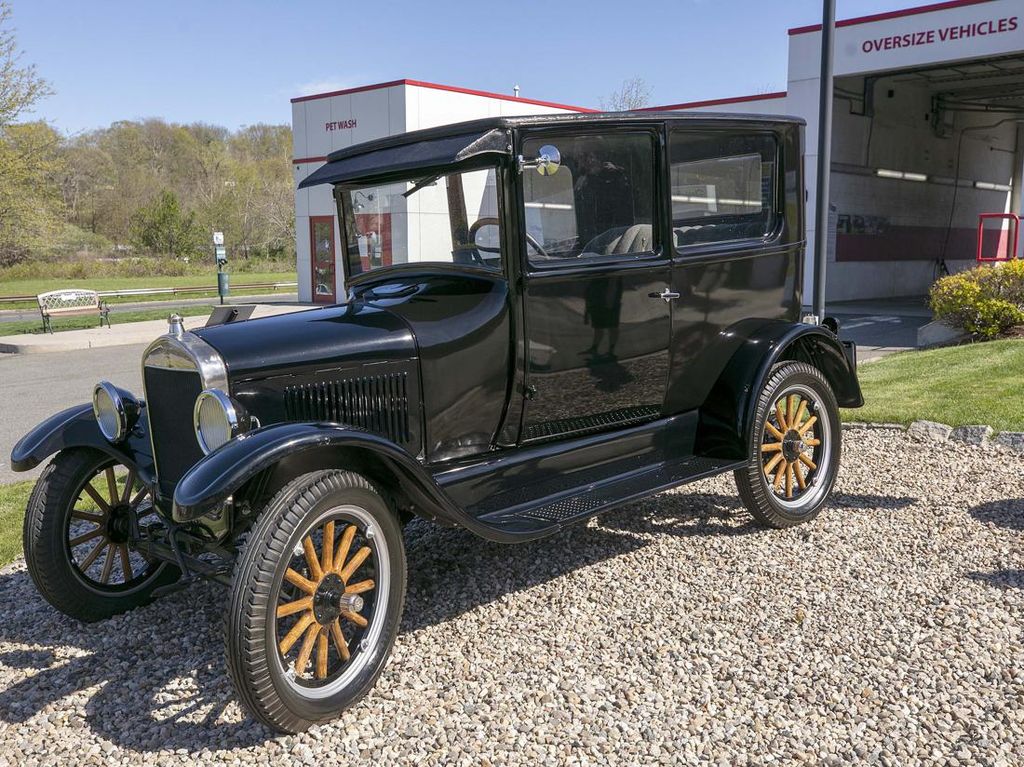 Ford T Tudor 1927 Ini Mejeng di Depan Cucian Mobil Ford T Tudor 1927 Ini Mejeng di Depan Cucian Mobil