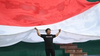 Suporter Indonesia mengibarkan bendera merah putih ketika Timnas Indonesia melawan Timnas Myanmar.