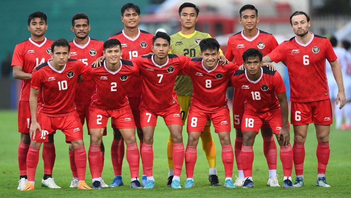 Gulung Myanmar, Timnas Indonesia ke Semifinal SEA Games Timnas Indonesia berfoto bersama saat akan bertanding melawan Timnas Myanmar dalam laga lanjutan Grup A Sepak Bola SEA Games 2021 Vietnam di Stadion Viet Tri, Phu Tho, Vietnam, Minggu (15/5/2022). Indonesia menang atas Myanmar dengan skor 3-1 dan memastikan Indonesia lolos ke semifinal. ANTARA FOTO/Zabur Karuru/YU