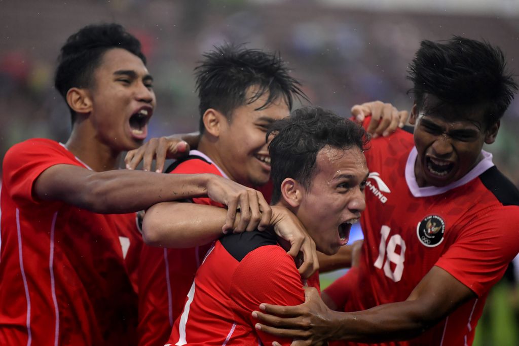 Timnas Indonesia berfoto bersama saat akan bertanding melawan Timnas Myanmar dalam laga lanjutan Grup A Sepak Bola SEA Games 2021 Vietnam di Stadion Viet Tri, Phu Tho, Vietnam, Minggu (15/5/2022). Indonesia menang atas Myanmar dengan skor 3-1 dan memastikan Indonesia lolos ke semifinal. ANTARA FOTO/Zabur Karuru/YU