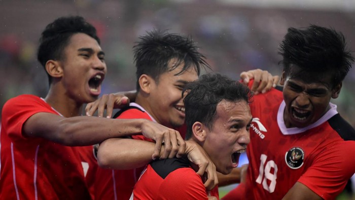 Gulung Myanmar, Timnas Indonesia ke Semifinal SEA Games Timnas Indonesia berfoto bersama saat akan bertanding melawan Timnas Myanmar dalam laga lanjutan Grup A Sepak Bola SEA Games 2021 Vietnam di Stadion Viet Tri, Phu Tho, Vietnam, Minggu (15/5/2022). Indonesia menang atas Myanmar dengan skor 3-1 dan memastikan Indonesia lolos ke semifinal. ANTARA FOTO/Zabur Karuru/YU