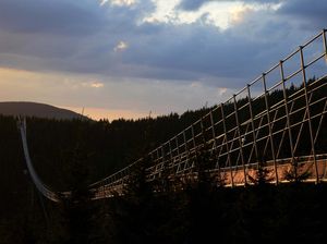 Insinyur Bikin Jembatan Gantung Terpanjang di Dunia Insinyur Bikin Jembatan Gantung Terpanjang di Dunia