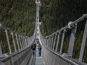 Jembatan Gantung Paling Panjang di Dunia Resmi Dibuka