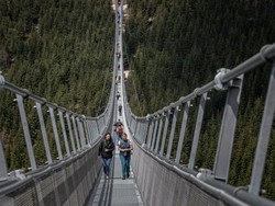 Jembatan Gantung Paling Panjang di Dunia Resmi Dibuka