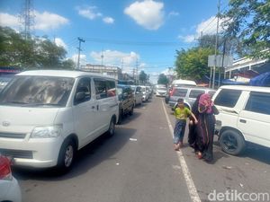 Pengunjung Haul Habib Sholeh Membeludak, Jalur Lumajang-Jember Macet 1 Km Pengunjung Haul Habib Sholeh Membeludak, Jalur Lumajang-Jember Macet 1 Km