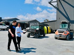 Gaya Jokowi Keliling Markas SpaceX Ditemani Elon Musk