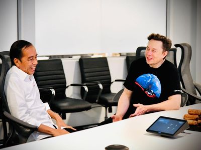 Potret Jokowi Ngobrol Asyik Bareng Elon Musk hingga Keliling SpaceX