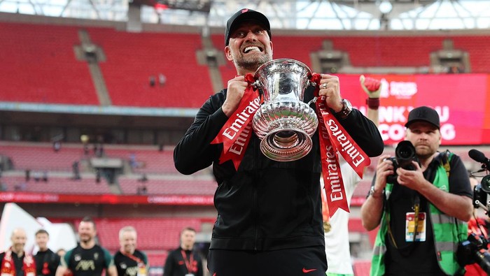 LONDON, ENGLAND - MAY 14: Juergen Klopp, Manager of Liverpool celebrates with The Emirates FA Cup trophy after their sides victory during The FA Cup Final match between Chelsea and Liverpool at Wembley Stadium on May 14, 2022 in London, England. (Photo by Eddie Keogh - The FA/The FA via Getty Images )