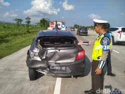 Hiace Tabrak Brio Hingga Penyok di Tol Madiun Gegara Sopir Ngantuk