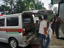 Mobil Elf Terguling di Tanjakan Emen, 14 Penumpang Luka