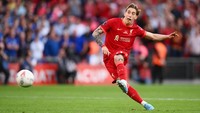 Lucunya, Tsimikas mengeksekusi penalti sambil menjulurkan lidah. (Foto: Getty Images/Mike Hewitt)