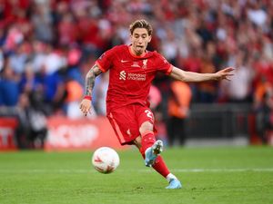 Tsimikas Tendang Penalti Sambil Melet & Bawa Liverpool Juara Piala FA Tsimikas Tendang Penalti Sambil Melet & Bawa Liverpool Juara Piala FA