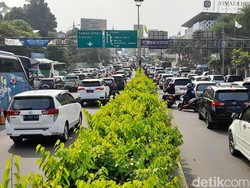 Lalin Macet, One Way Arah Puncak Bogor Diberlakukan