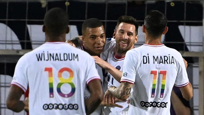 Paris Saint-Germains Argentinian forward Lionel Messi (2ndR) is congratulated by Paris Saint-Germains French forward Kylian Mbappe (2ndL) after scoring a goal during the French L1 football match between Montpellier Herault SC and Paris Saint-Germain (PSG at Stade de la Mosson in Montpellier, southern France on May 14, 2022. (Photo by Pascal GUYOT / AFP) (Photo by PASCAL GUYOT/AFP via Getty Images)