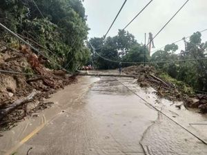 Longsor-Tiang Listrik Roboh Akibat Hujan Deras di Lebak Selatan