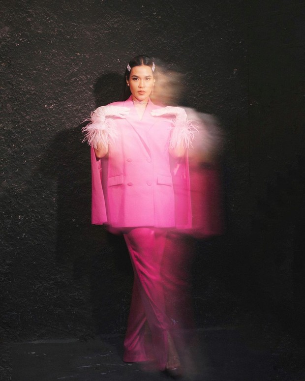 Raisa tampil di AMI Awards 2025 dengan gaun pink elegan