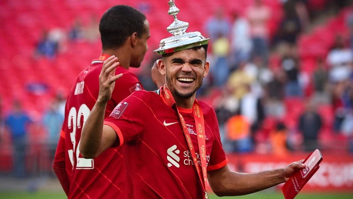 LONDON, ENGLAND - MAY 14: Luis Diaz of Liverpool celebrates wearing the the Emirates FA Cup trophy lid following his teams victory in The FA Cup Final match between Chelsea and Liverpool at Wembley Stadium on May 14, 2022 in London, England. (Photo by Marc Atkins/Getty Images)