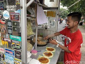 Kenikmatan Lumpia Basah Ajiip Bikin Pelanggan Rela Antre Berjam-jam! Kenikmatan Lumpia Basah Ajiip Bikin Pelanggan Rela Antre Berjam-jam!