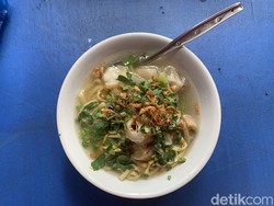 Bertahan 40 Tahun, Mi Kocok Cepay Pertahankan Masak Pakai Arang