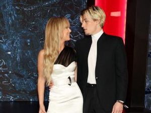 Millie Bobby Brown Gandeng Pacar di Premier Stranger Things 4