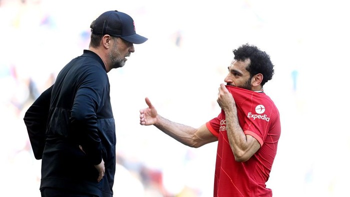 LONDON, ENGLAND - MAY 14: Mohamed Salah of Liverpool speaks with Jurgen Klopp, Manager of Liverpool during The FA Cup Final match between Chelsea and Liverpool at Wembley Stadium on May 14, 2022 in London, England. (Photo by Michael Regan - The FA/The FA via Getty Images)