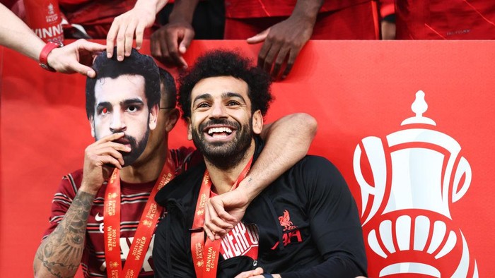 LONDON, ENGLAND - MAY 14: Thiago Alcantara and Mohamed Salah of Liverpool celebrate  by wearing a face mask of Mo Salah after their sides victory  during The FA Cup Final match between Chelsea and Liverpool at Wembley Stadium on May 14, 2022 in London, England. (Photo by Naomi Baker - The FA/The FA via Getty Images)