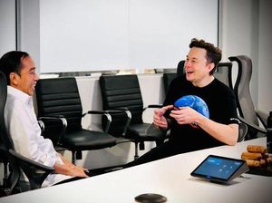 Momen Jokowi Ngobrol Santai Bareng Elon Musk di SpaceX