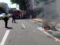 Diduga Korsleting, Motor Shogun Terbakar di Jalan Gemblongan Surabaya