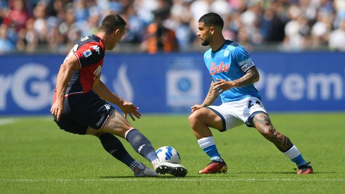 NAPLES, ITALY - MAY 15: Silvan Hefti of Genoa CFC marks Lorenzo Insigne of SSC Napoli during the Serie A match between SSC Napoli and Genoa CFC at Stadio Diego Armando Maradona on May 15, 2022 in Naples, Italy. (Photo by Francesco Pecoraro/Getty Images)