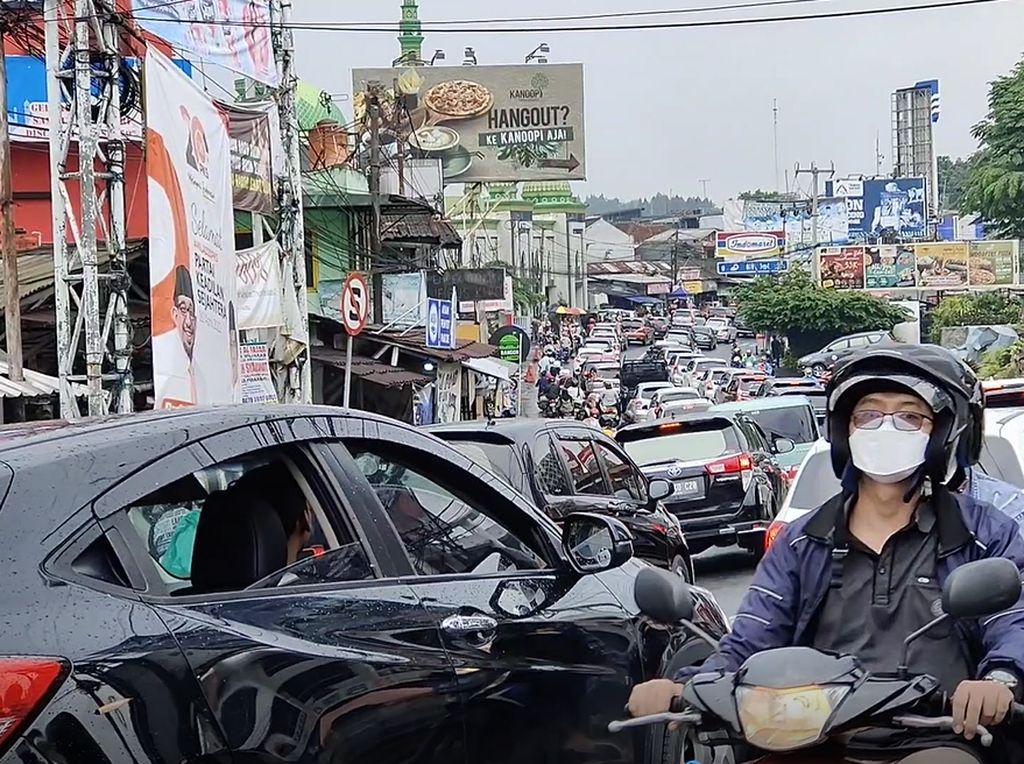 Penampakan Kemacetan di Pasar Cisarua, Imbas One Way Menuju Jakarta Berlaku
