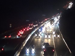 Penampakan Kepadatan Arus Kendaraan di Tol Cipularang Arah Jakarta